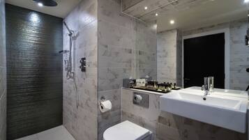 Standard Double Room | Bathroom | Hair dryer, towels, soap, shampoo