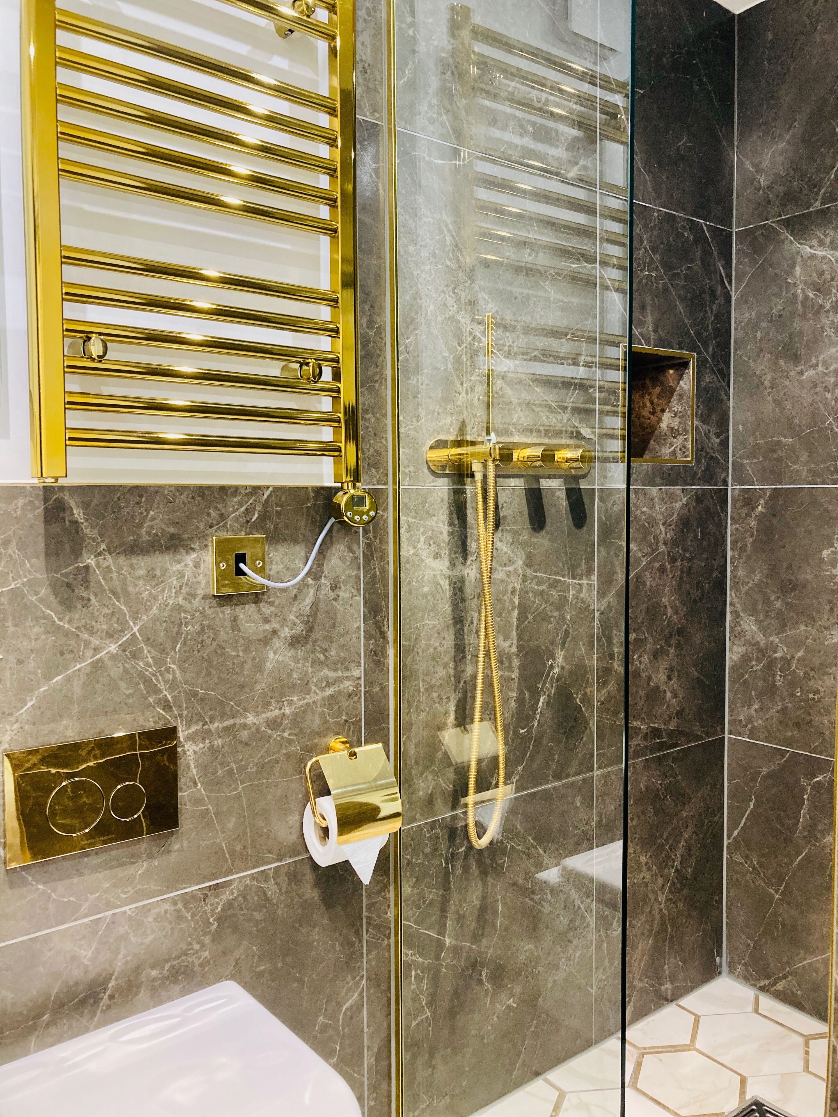 superior super king - estuary | bathroom | rainfall showerhead, hair dryer, towels