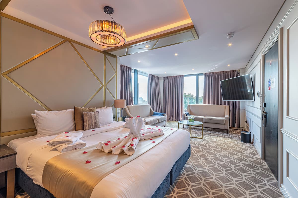 Luxury Suite, 1 King Bed, Balcony, Sea View | 1 bedroom, Egyptian cotton sheets, premium bedding, in-room safe