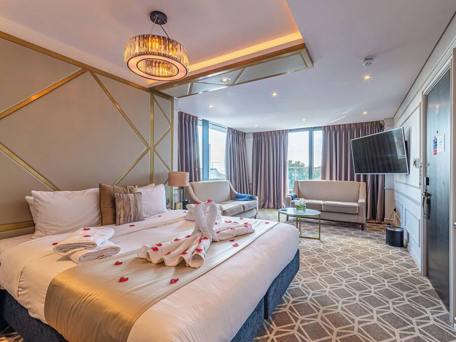 Comfy Super King Estuary Suite | Egyptian cotton sheets, premium bedding, in-room safe, blackout drapes