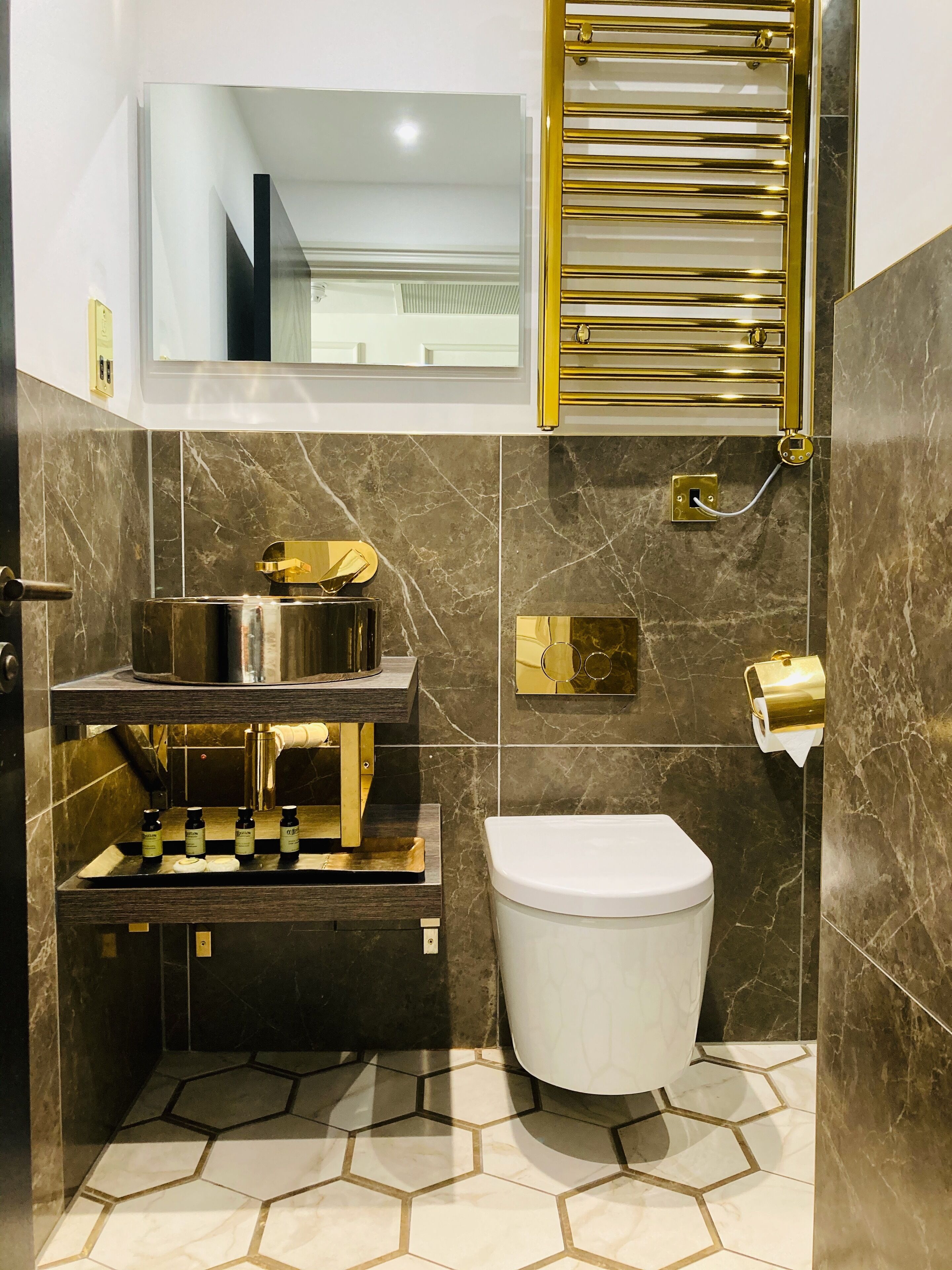 superior super king - estuary | bathroom | rainfall showerhead, hair dryer, towels