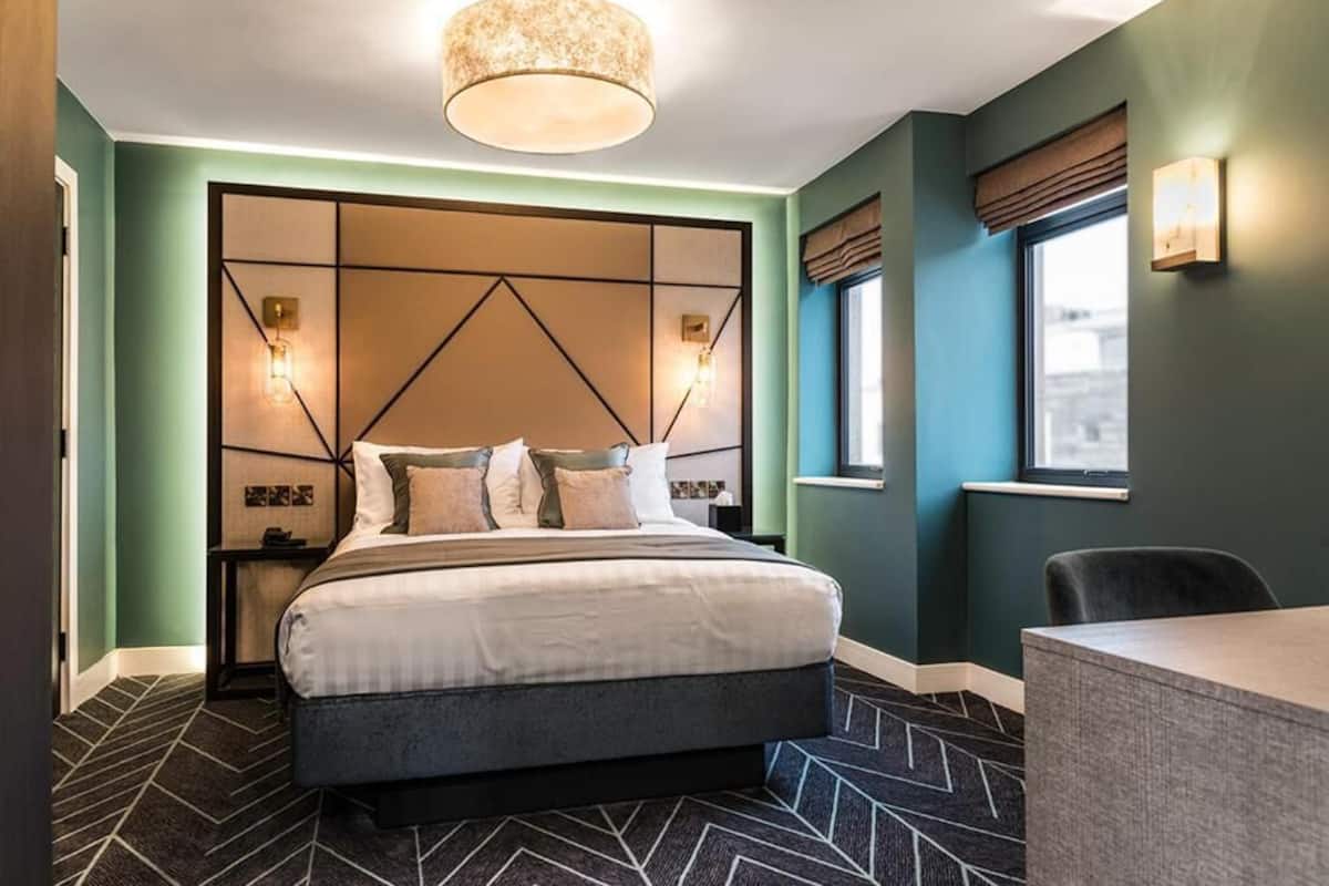 Egyptian cotton sheets, premium bedding, in-room safe, blackout curtains