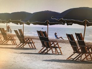 Aan het strand, ligstoelen aan het strand, strandlakens