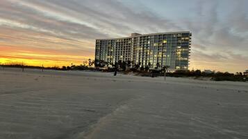 Sur la plage, chaise longue, serviettes de plage