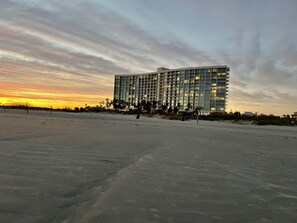 Rannalla, aurinkotuoleja, rantapyyhkeitä