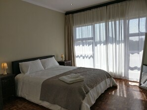 3 bedrooms, desk, iron/ironing board, WiFi