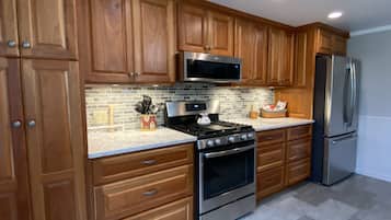 冰箱、微波炉、烤箱、炉灶