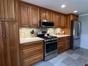 Kjøleskap, mikrobølgeovn, ovn og kokeplater