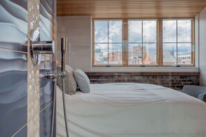 2 bedrooms, iron/ironing board, travel crib, WiFi - Penthouse Two Master Waterfront Suite with Rooftop (Portland)