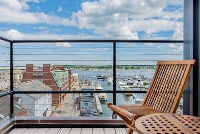 Penthouse Two Master Waterfront Suite with Rooftop