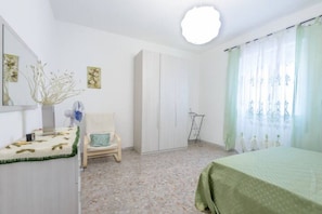 1 Schlafzimmer, Schreibtisch, Bügeleisen/Bügelbrett, Reisekinderbett