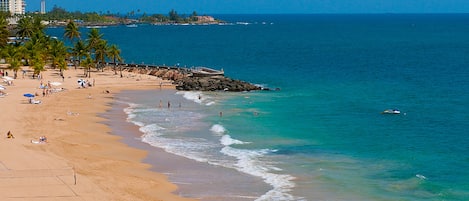 Sur la plage, chaise longue, serviettes de plage