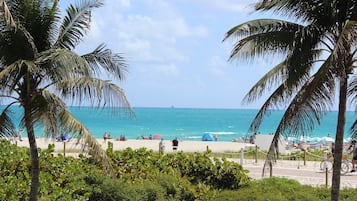 Sulla spiaggia, lettini da mare, ombrelloni, teli da spiaggia
