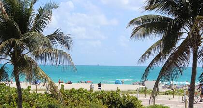 * Récemment rénové * Luxury Beachfront / Ocean Views / Great Pool / Walk to Attractions