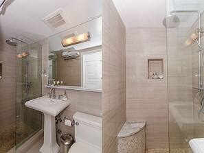 Une salle de bain moderne avec une douche à parois de verre, un lavabo sur colonne et des toilettes.