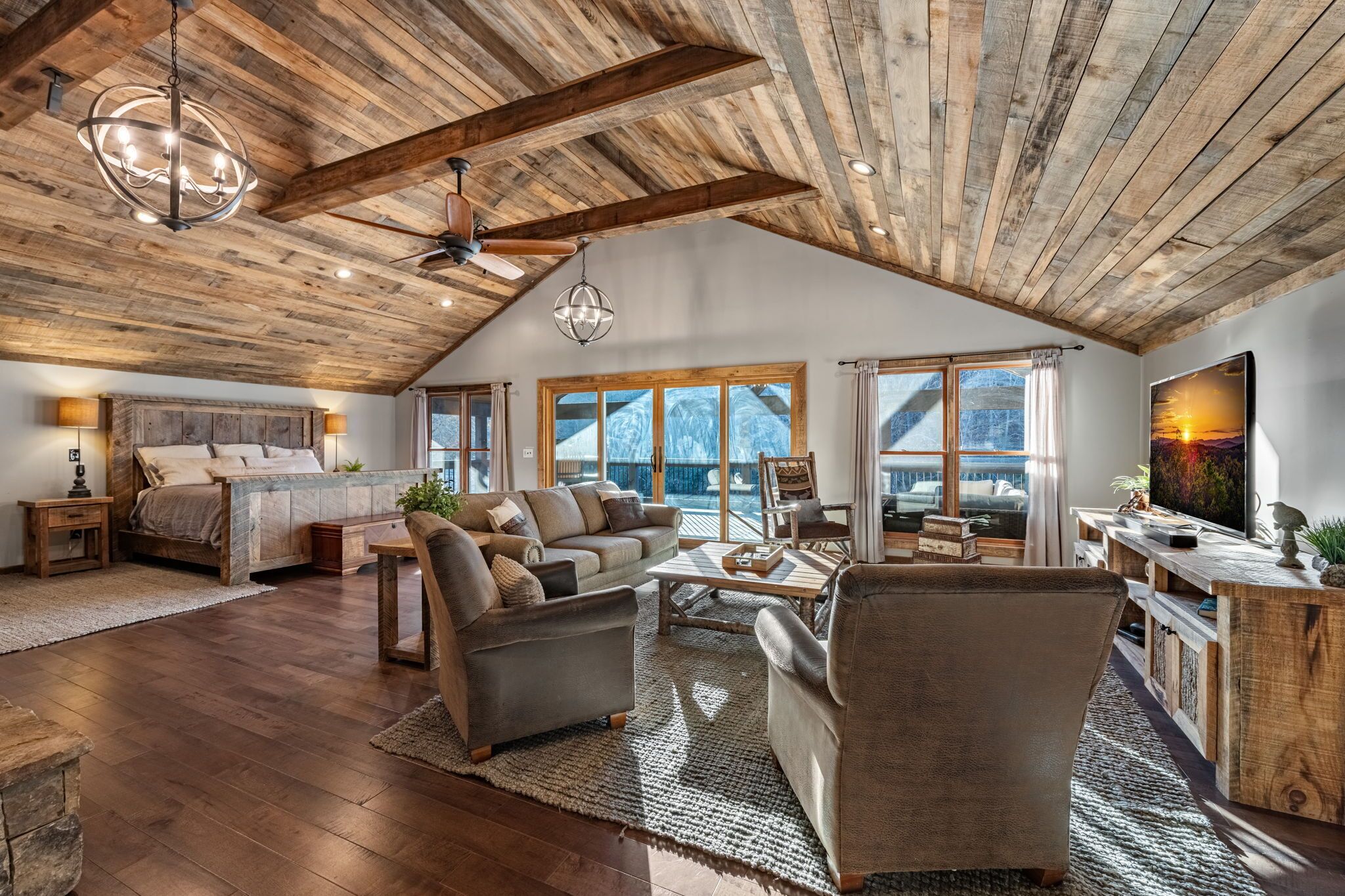 Smart-TV, peis, DVD-spiller og bøker