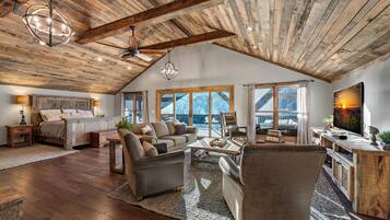 Smart-tv, een open haard, een dvd-speler en boeken