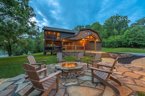 4 Bedroom Luxury Cabin on Toccoa River