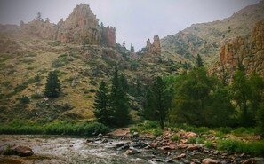 Une rivière qui traverse un paysage montagneux, caractérisé par un terrain rocheux et une végétation clairsemée.