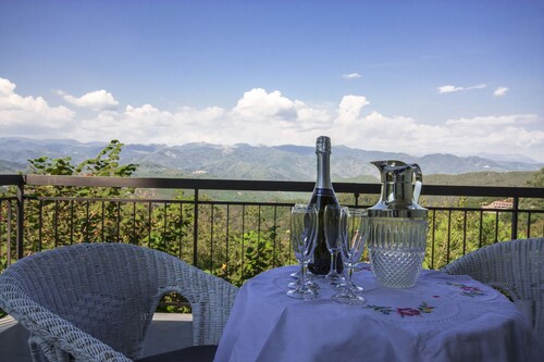 Villa in einer hügeligen und ruhigen Gegend hinter den Cinque Terre, große Grünfläche.