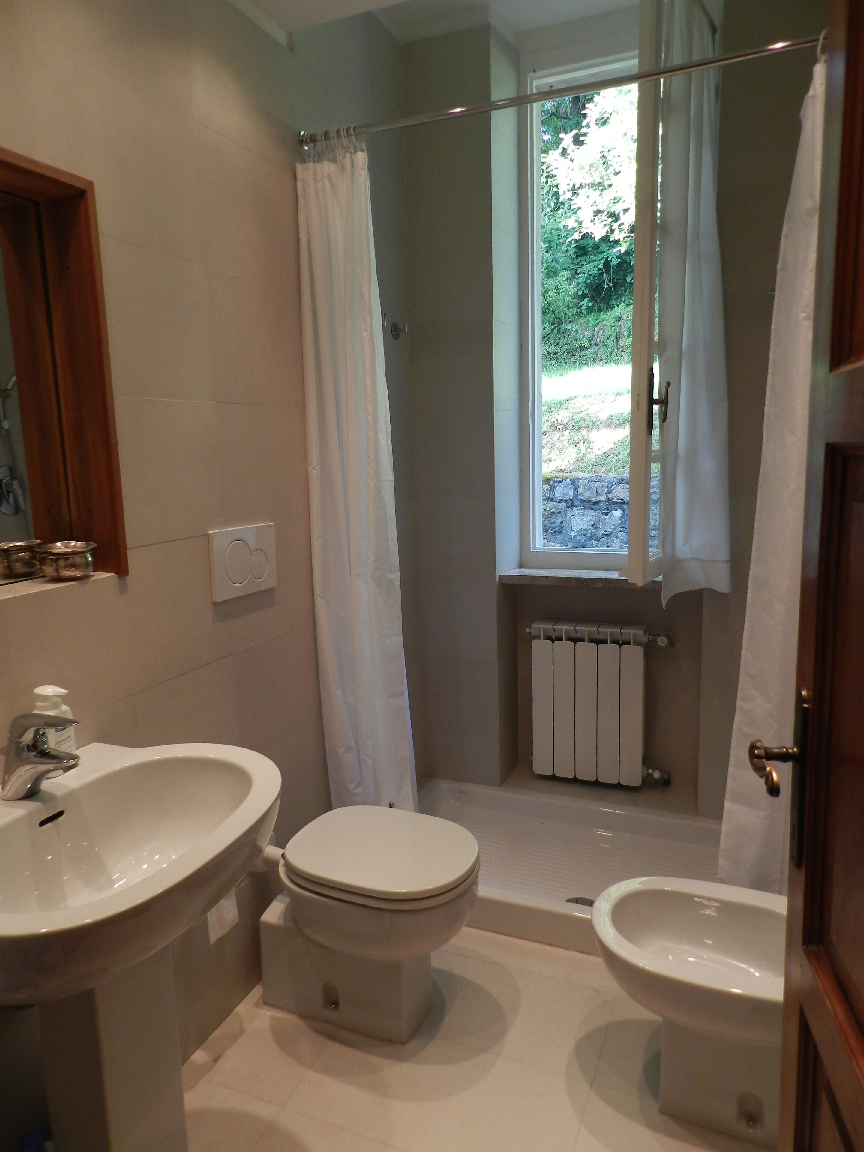 Ensemble douche/baignoire, sèche-cheveux, bidet, serviettes fournies