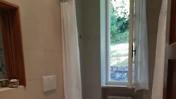 Ensemble douche/baignoire, sèche-cheveux, bidet, serviettes fournies