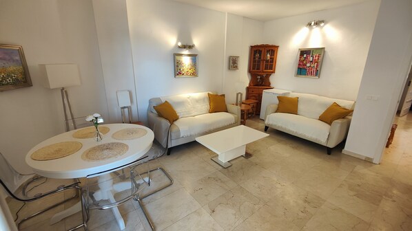 Smart TV, reproductor de DVD, libros y videoteca 