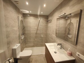 Een douche, een haardroger, handdoeken, zeep