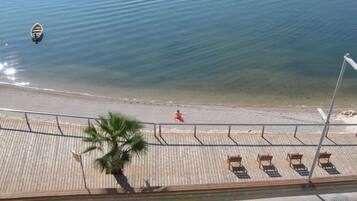 Plage à proximité, chaises longues, serviettes de plage