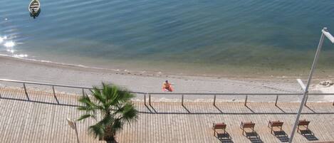 Beach nearby, sun loungers, beach towels