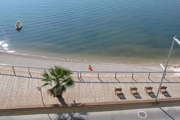 Perto da praia, espreguiçadeiras, toalhas de praia