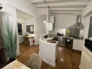 Réfrigérateur, four à micro-ondes, un four, surface de cuisson