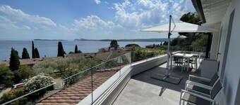 Apartment overlooking Garda Island
