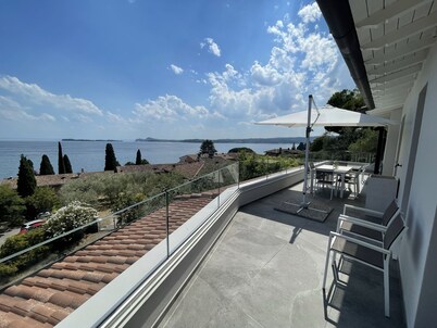 Apartment overlooking Garda Island