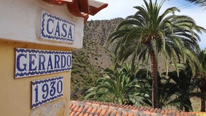 Un bâtiment sur lequel on peut lire les inscriptions « CASA GERARDO 1930 » et qui est surmonté d’un toit en tuiles.
