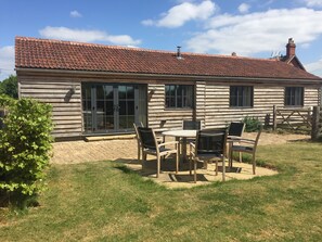 Outdoor dining - Superb converted Old Dairy, spacious, well equipped in quiet rural location (Bradford-on-Avon)