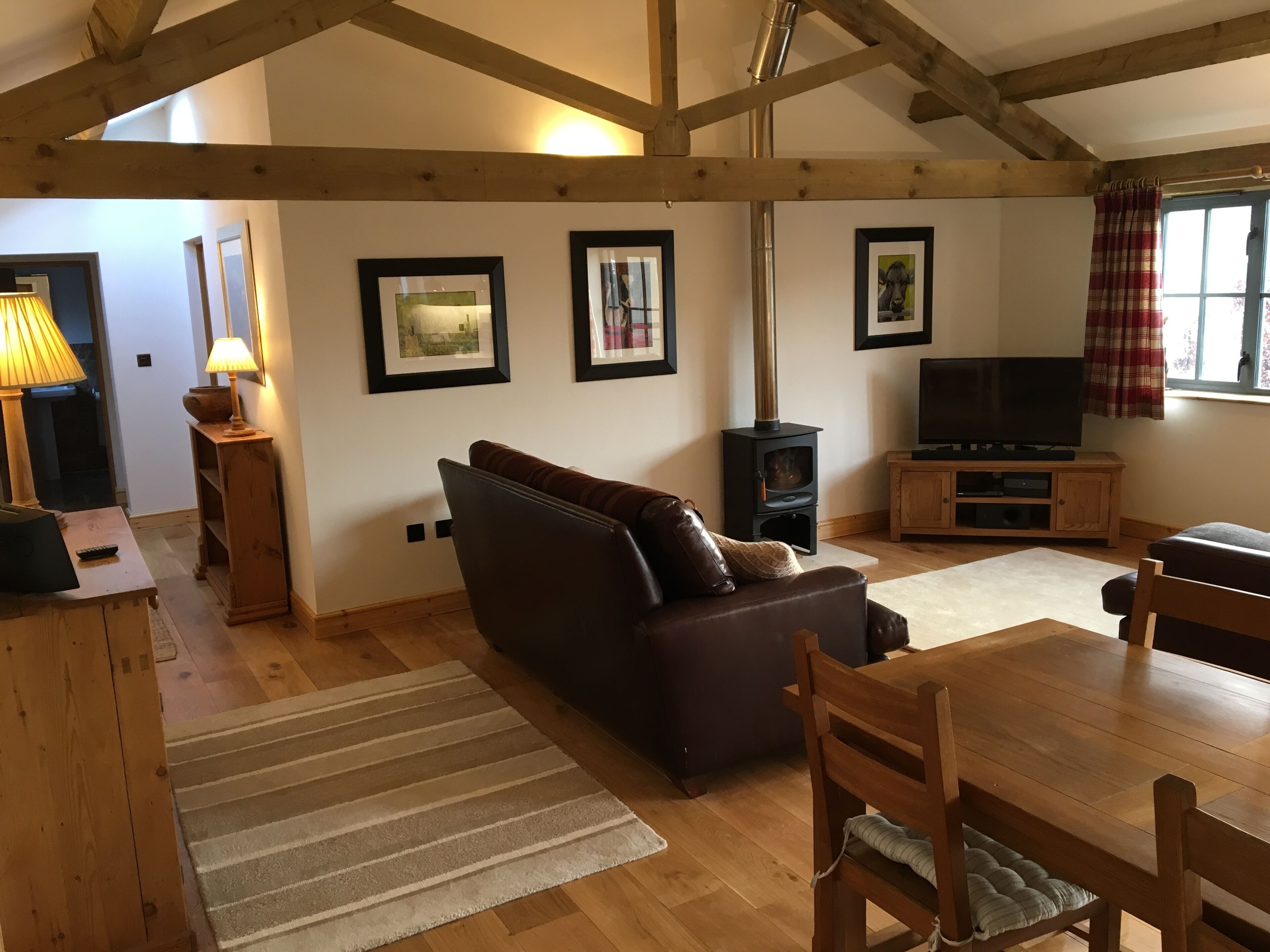 TV, peis, DVD-spiller og bøker