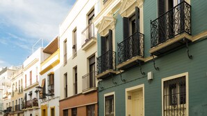 Eine Reihe traditioneller europäischer Stadthäuser mit Balkonen und Fensterläden.