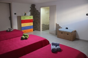 2 habitaciones, tabla de planchar con plancha y cuna de viaje