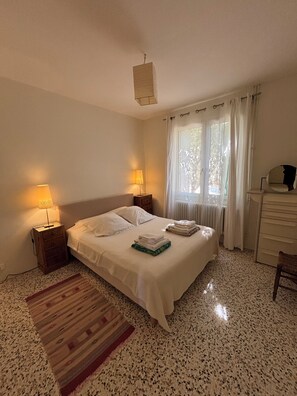 2 chambres, fer et planche Ă repasser, Wi-Fi, literie fournie