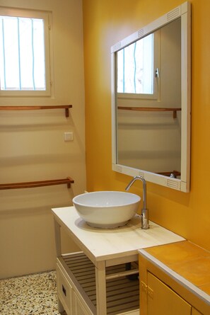 Dusche, Haartrockner, Handtücher