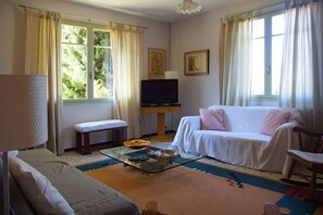 Televisión, reproductor de DVD y libros