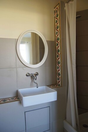 Douche, sĂšche-cheveux, serviettes fournies