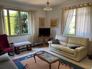 Téléviseur, lecteur de DVD, livres