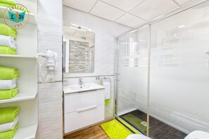 Shower, hair dryer, bidet, towels - Luxury Home With Terrace (Málaga)