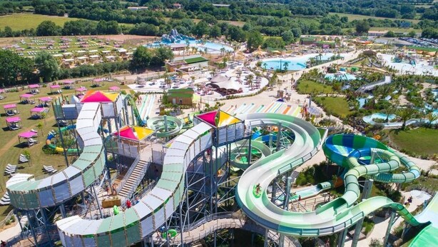 A water park with multiple slides and pools. - Gîte with Jacuzzi in the countryside 18 kms from the ocean (La Boissière-Des-Landes)