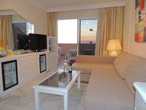 Smart-TV, DVD-spiller, bøker og filmbibliotek