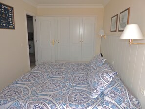 1 chambre, fer et planche à repasser, Wi-Fi gratuit, draps fournis