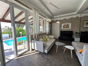TV connectée, cheminée, livres