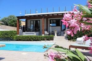 Outdoor pool - Villa with private pool | 300 m from the beach Fontane Bianche (Fontane Bianche)